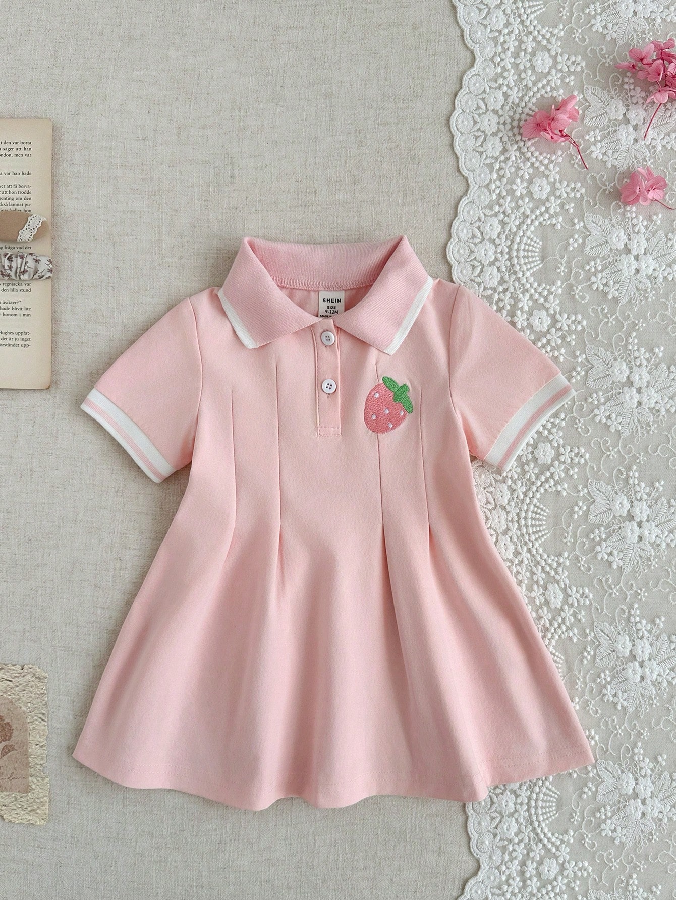 SHEIN فستان أبيض كاجوال للبنات الصغيرات، طوق وأساو...