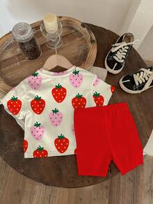 SHEIN LMoss Kids 2件套女婴休闲可爱夏季草莓水果印花T恤和打底裤套装，适合日常穿着、度假、外出，Y2K风格，儿童舒适，儿童秋季时尚，秋季新款，花开时尚，女童套装，两件套，价格实惠，时尚百搭，周末穿搭，套装，轻松舒适，可爱草莓套装，女婴草莓衬衫，女婴水果套装，红色短裤，水果连衣裙 - 彩色 - 查看 3