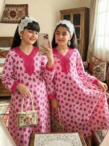 SHEIN Vestido de manga larga con cuello en V y estampado de rosas rosadas en todo el vestido, estilo dulce de vacaciones, para primavera/otoño - Multicolor - Ver 1