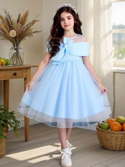 1件女童甜美公主风浅蓝色连衣裙，带蝴蝶结装饰，露肩设计，飘逸裙摆，适合春夏派对和表演。