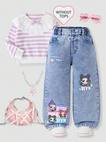 女童可爱卡通印花直筒牛仔裤，可爱时尚休闲风推荐！经典水洗蓝牛仔面料舒适，卡通印花图案，高腰弹力腰带搭配仿链条设计，方便穿脱，直筒版型修饰腿型。适合日常出行、校园休闲、周末旅行、返校季、假期等各种场合。让孩子们每天都拥有时尚活力的造型！