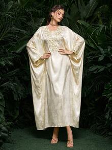 Al Najma 刺绣领口花卉饰边提花缎面长袍，带内抽绳 - 杏色 - 查看 5