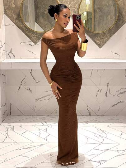 Slaydiva Vestido de fiesta elegante y romántico sexy con cuello asimétrico y sin mangas, de tela marrón con rayas verticales texturizadas, vestido largo para fiestas, vestido de mujer para otoño/invierno