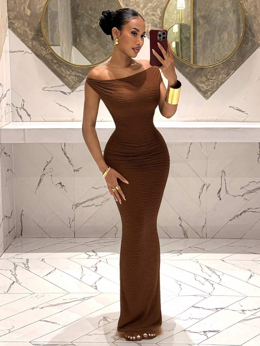 Slaydiva 2025秋冬季新年、情人节、派对、宴会、约会、生日派对、学院风、学生装、日常出行、百搭基础款、休闲、邮轮旅行、爆款、优雅、通勤、商务休闲、优雅浪漫性感派对、性感、不对称肩部无袖修身中长连衣裙、棕色纹理竖条纹面料、派对超长连衣裙、秋冬女装 - 棕色 - 查看 1