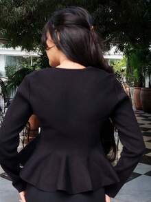 Durrani Popal 优雅针织开衫，配金色纽扣 - 女士长袖修身毛衣外套，金色纽扣开衫，女士修身开衫，优雅针织衫，结构针织开衫，秋冬女士荷叶边上衣 - 黑色 - 查看 2