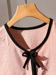 SHEIN Conjunto de 2 piezas para niñas mayores, con una blusa de tirantes rosa con botón negro y dobladillo con volantes, combinada con pantalones anchos a juego. Esta mezcla de moda combina elementos tradicionales de la ropa con comodidad moderna, adecuada para uso diario, fiestas o eventos culturales. Hecho de tela suave con un corte elegante, es una opción ideal para niñas jóvenes y a la moda. - Rosa - Ver 4