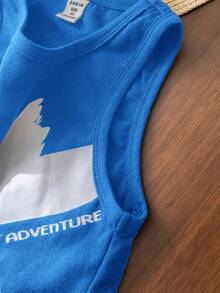 1件男童休闲宽松纯色英文图案无袖背心，适合日常穿着、上学、外出、运动、春夏穿着。