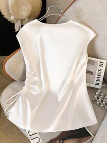 Franclia 女士优雅休闲白色V领无袖抽绳缎面背心，夏季上衣，春假、通勤上班、休闲度假、夏季假期、海滩度假、婚礼宾客等场合皆宜，白色纯色面料。白色优雅上衣，女士上衣，优雅蝴蝶结上衣，象牙色上衣，V领上衣，抽绳细节上衣，缎面衬衫，女士休闲现代夏季上衣，优雅女士上衣，女士上衣。 - 白色 - 查看 2