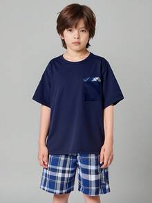 男童睡衣套装 - 两件套夏季睡衣，海军蓝短袖圆领上衣，格子短裤，带口袋，轻便速干，适合度假穿着，2026 年必备儿童睡衣，舒适活泼，休闲居家沙滩装，日常百搭。 - 藏蓝色 - 查看 3