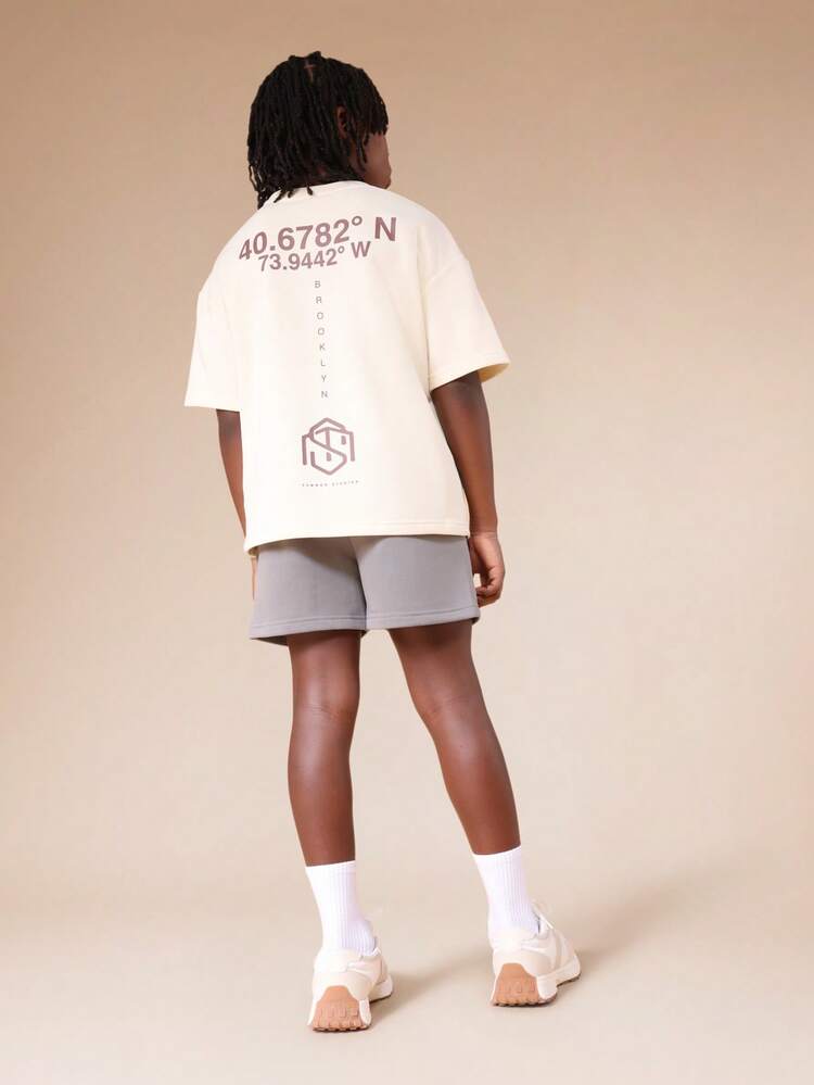 Set aus übergroßem T-Shirt und Shorts