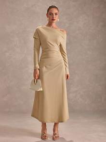 CLARA VERO Vestido midi bege com decote assimétrico e mangas compridas: cintura ajustada e saia evasê fluida, perfeito para jantares elegantes ou eventos de outono. Confeccionado em poliéster de malha elástica com ombros caídos e detalhe drapeado na cintura. - Bege - Ver 5