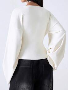 LYSMO 这款2026年新款简约女士冬季休闲百搭纯色喇叭袖衬衫，适合通勤、圣诞节、新年、感恩节、毕业典礼等各种场合。它优雅时尚，是居家休闲的理想之选。深V领设计和白色更添舒适放松之感。 - 白色 - 查看 2