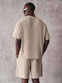 STYNVO طقم قصير الأكمام بطبعة أرقام وياقة على شكل حرف V وشورت كاجوال للرجال - كاكي - مشاهدة 2