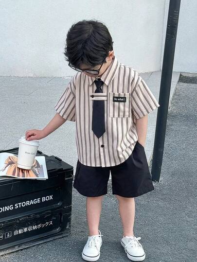 两件套儿童休闲日韩学院风衬衫，舒适时尚简约实用，色彩拼接条纹图案，贴袋领短袖宽松衬衫，配领带，适合户外玩耍、上学、街头摄影、聚会和居家休闲，也适合学校、运动、度假、居家和户外活动，适合春夏季节穿着。