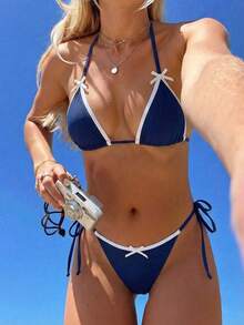 Swim Mod 新款优雅活力学院风藏蓝色和白色两件式比基尼套装，专为女性打造 - 挂脖三角比基尼，饰有精致可爱的蝴蝶结，撞色滚边和侧系带性感泳裤，充满Y2K学院风美感，适合阳光沙滩、海滨度假、泳池派对和春假出行。面料柔软弹力，简约设计，尽显女性柔美俏皮。 - 藍白色 - 查看 1