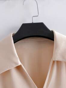 SHEIN LUNE Aprikotfarbenes Damen Hemd, Neuer Stil Frühling und Herbst 2025, modisch und elegant, Taillengürtel, schlank und jugendlich, und stilvoll, der Bund mit modischer Metallschmetterlings-Knopfleiste verleiht ein hochwertiges Gefühl. Geeignet für den täglichen Gebrauch, elegant, Frühling und Sommer, Valentinstag für Damen, Party Oberteile, elegant - Aprikosenfarben - Übersicht 4