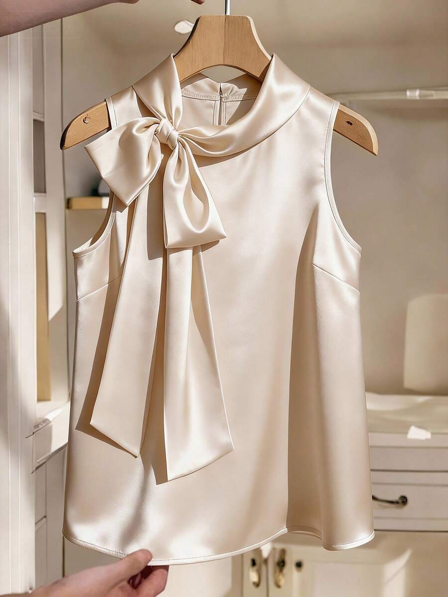 GlowEve CURVE Áo kiểu không tay bằng satin thắt nơ dành cho nữ cỡ lớn, thanh lịch cho mùa xuân/hè. - Màu be - Xem 1