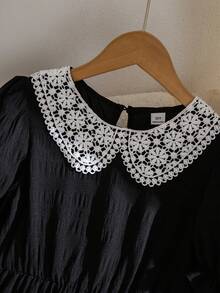 SHEIN 这是一款中长款女童连衣裙，领口饰有蕾丝荷叶边，采用单肩设计和泡泡袖。它配有斜挎包，非常适合女孩们日常休闲穿着，或者作为夏季甜美迷人的度假装扮。 - 黑色 - 查看 6