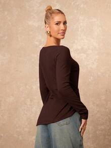 Lumalex 时尚通勤纯色金属装饰不对称下摆T恤 - 咖啡棕 - 查看 3