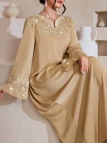 Al Najma 时尚贴花V领宽松优雅连衣裙 - 卡其色 - 查看 2