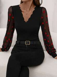 SHEIN Clasi 女士新款优雅情人节爱心印花V领荷叶边休闲上衣夏季黑色透视上衣，春夏嘉年华透视上衣 - 黑色 - 查看 6