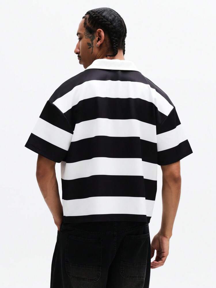 Camisa polo com decote em V e listras horizontais