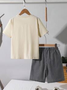 SHEIN 男童休闲学校假期圆领短袖棕榈树印花T恤搭配松紧腰条纹短裤套装,适合返校、生日派对、演出、日常穿着、旅行,春夏季节皆宜。 - 白色 - 查看 4