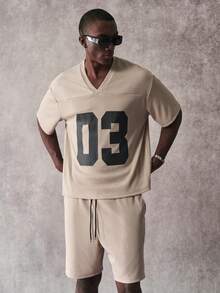 STYNVO طقم قصير الأكمام بطبعة أرقام وياقة على شكل حرف V وشورت كاجوال للرجال - كاكي - مشاهدة 5