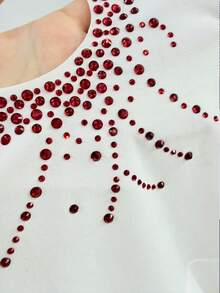 Resyla Áo thun nữ cổ tròn tay ngắn đính đá giả hình trái tim rỗng - trắng - Xem 3