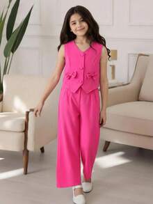 少女两件套：时尚的白色蕾丝边露肩无袖上衣，100%纯棉面料，荷叶边下摆和露背系带设计，搭配蕾丝拼接阔腿裤。透气柔软的面料，是日常购物出行的理想之选。