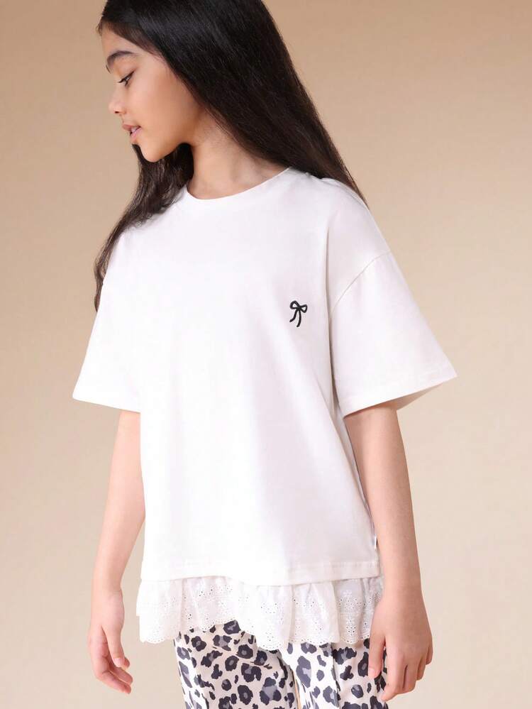 Camiseta de manga curta com bordado de laço