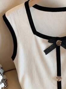 Lyxana Elegante moda de verano Nueva camiseta corta de mujer de punto de 2 en 1 con contraste de blanco y negro, cuello cuadrado, sin mangas, lentejuelas, lazo y botón de metal en forma de rosa, adecuada para fiestas, vacaciones, Navidad, Halloween, citas, versátil para el trabajo y el ocio - Blanco - Ver 3