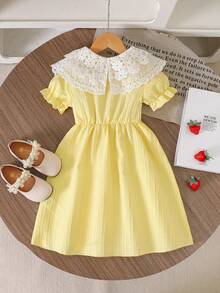 SHEIN Vestido amarillo de estilo princesa francés dulce para niñas jóvenes, hecho de tela suave con sensación ligera y fluida, decorado con cuello de encaje, acentos de botones blancos, mangas con volantes, cintura plisada para una silueta ajustada, diseño fluido y fresco, vestido de manga corta, adecuado para ocasiones casuales de primavera/verano como parque, picnic, salida familiar, escuela, ligero - Amarillo - Ver 2