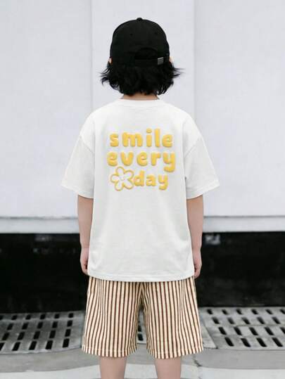 SHEIN Set de 2 piezas para niños pequeños: Camiseta de manga corta blanca con gráfico vintage y pantalones cortos a rayas marrones, conjunto de estilo deportivo casual y de calle para el verano