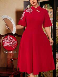 SHEIN Clasi Đầm ngắn tay màu đỏ thanh lịch dành cho nữ cỡ lớn, thích hợp cho mùa xuân, thêu họa tiết và đeo vai, phù hợp dự tiệc. - Đỏ - Xem 5
