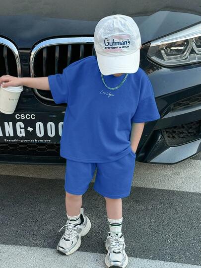 SHEIN 2件套男童休闲韩版舒适时尚简约实用百搭荧光蓝T恤和宽松短裤套装，适合日常穿着、上学、外出、运动、春夏穿着，加绒加厚。
