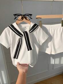SHEIN Little Byeori 三件套男童休闲运动学院风文艺复古黑白条纹圆领T恤搭配白色短裤，配披肩装饰，适合儿童穿着，适合男童返校穿着，也适合生日派对、晚宴、演出、婚礼、洗礼、开幕式、日常穿着，适合上学、旅行、度假，适合春夏季节穿着。 - 白色 - 查看 2