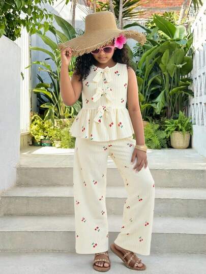 SHEIN ChillGRL 春夏少女街头风宽松甜美可爱条纹樱桃印花蝴蝶结装饰荷叶边下摆上衣搭配蝴蝶结阔腿短裤套装，适合日常、通勤、休闲、度假、朋友聚会、街头风等场合。