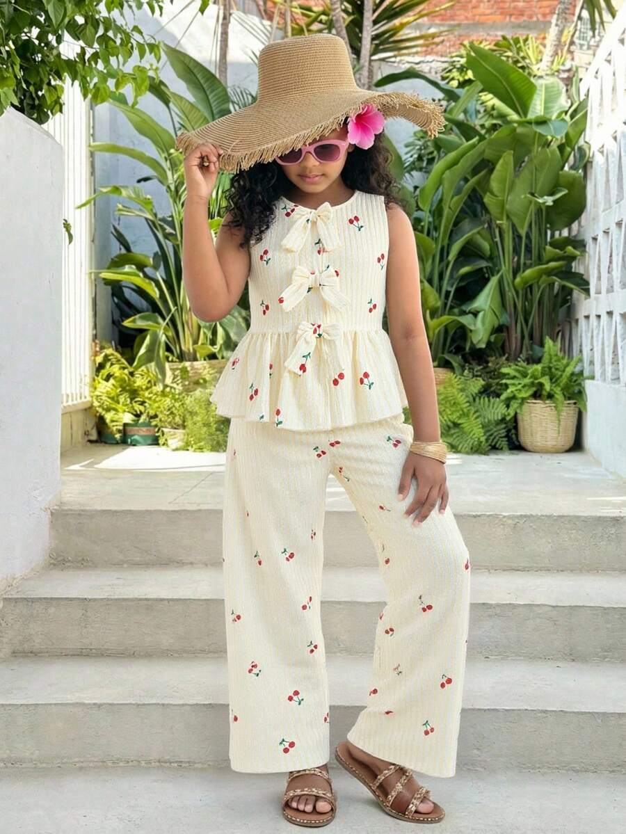 SHEIN ChillGRL 春夏少女街头风宽松甜美可爱条纹樱桃印花蝴蝶结装饰荷叶边下摆上衣搭配蝴蝶结阔腿短裤套装，适合日常、通勤、休闲、度假、朋友聚会、街头风等场合。 - 杏色 - 查看 1