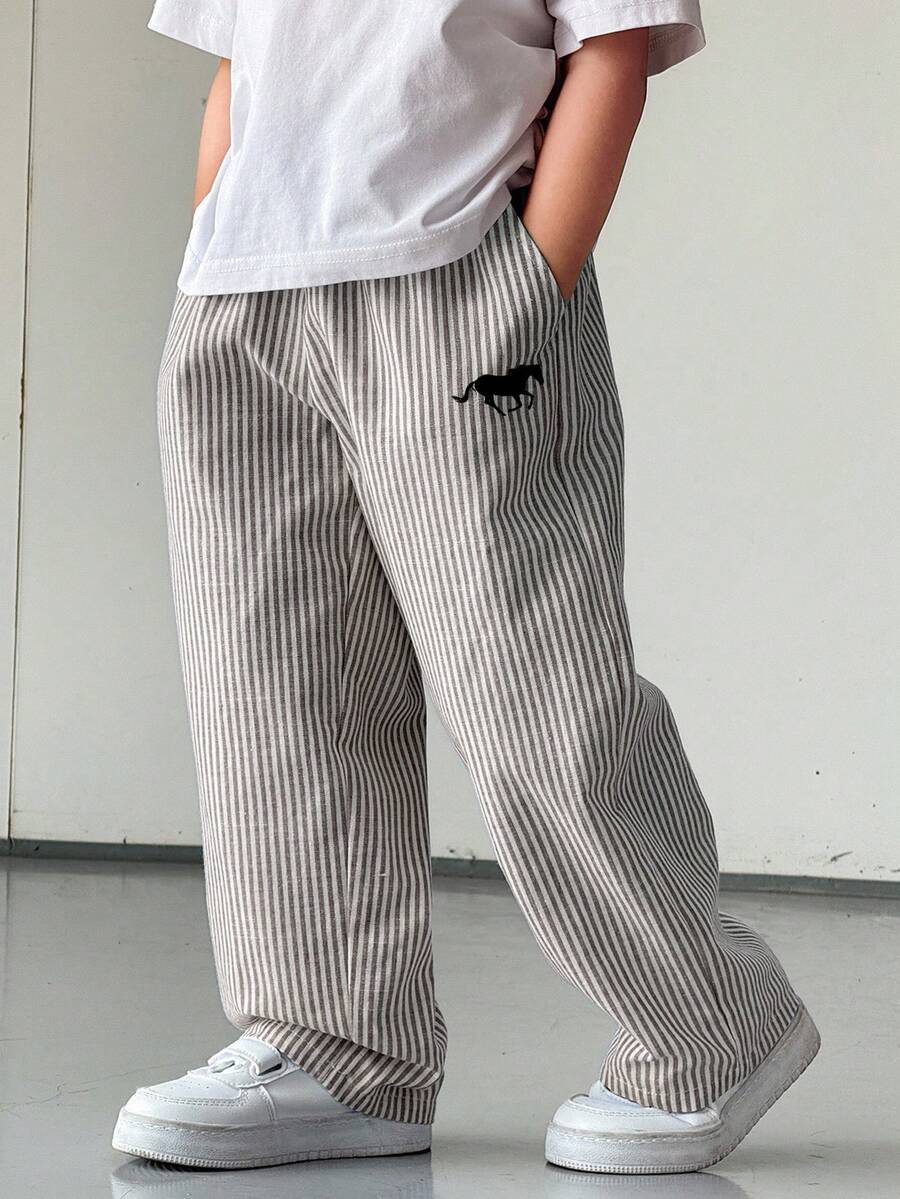 SHEIN 男童休闲街头风条纹梭织工装裤,直筒版型,轻便舒适,适合外出、度假、摄影、上学、运动、聚会等多种场合,春夏皆宜。 - 咖啡棕 - 查看 1