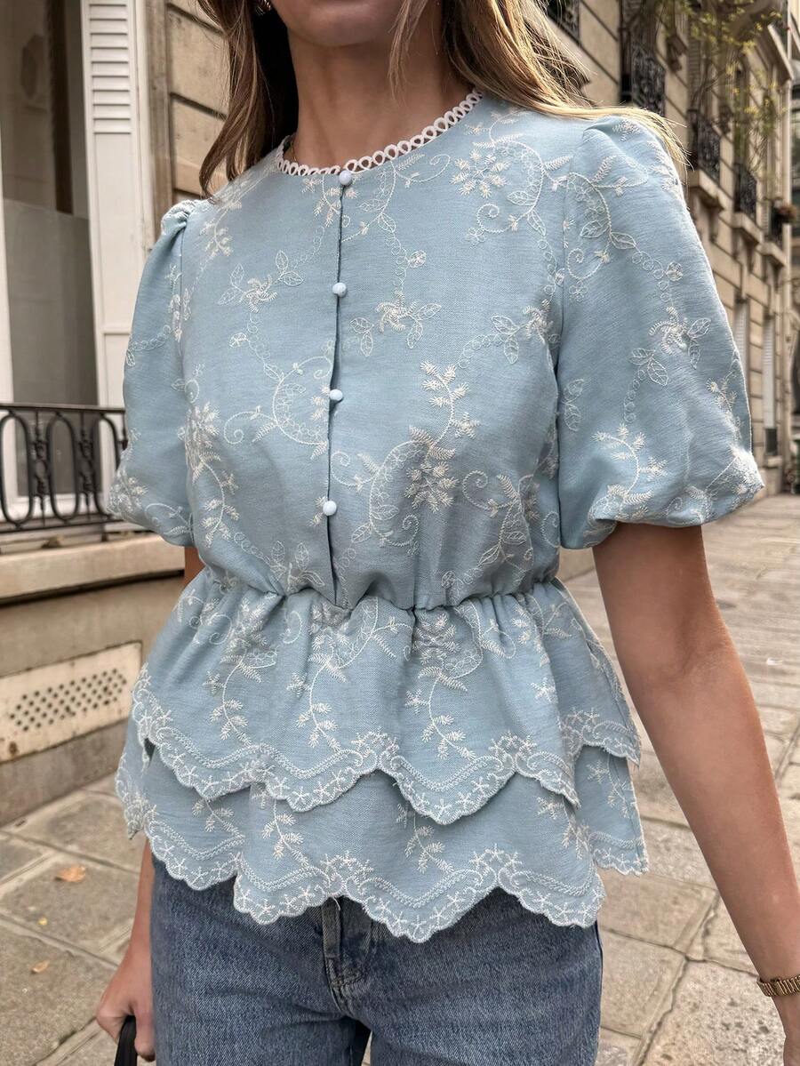 SHEIN PariChic 浅蓝色短袖女式衬衫,圆领蕾丝边饰,花卉刺绣,双层荷叶边收腰设计:一款显瘦又不失魅力的必备蓝色花卉上衣。浅蓝色衬衫,婴儿蓝上衣,荷叶边女式衬衫,浅蓝色女式牛仔两件套,浅蓝色女式 - 藍色 - 查看 1