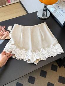 SHEIN Elenzya 优雅夏季束腰杏色蕾丝边女士短裤 - 杏色 - 查看 1