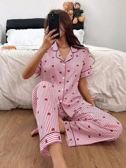 Dream Adore Conjunto de top de manga corta con cuello a rayas en forma de corazón y pantalones en color borgoña para mujer, conjunto de pijama para el Día de San Valentín, detalles cómodos y elegantes para el verano