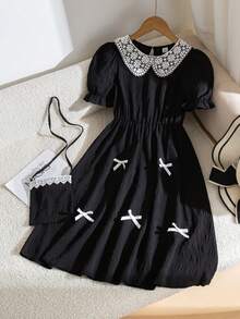 SHEIN 这是一款中长款女童连衣裙，领口饰有蕾丝荷叶边，采用单肩设计和泡泡袖。它配有斜挎包，非常适合女孩们日常休闲穿着，或者作为夏季甜美迷人的度假装扮。 - 黑色 - 查看 4