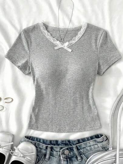 1 pieza Blusa de punto de manga corta con cuello en V de encaje y parches gris para niñas grandes, con detalle de lazo, detalles de patchwork delicados, ajuste ceñido, sin forro polar, adecuada para la calle, estilo dulce diario en verano