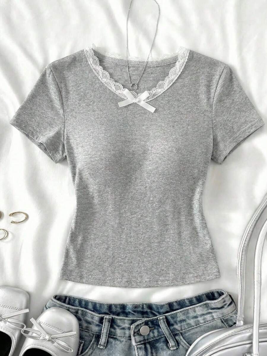 1 pieza Blusa de punto de manga corta con cuello en V de encaje y parches gris para niñas grandes, con detalle de lazo, detalles de patchwork delicados, ajuste ceñido, sin forro polar, adecuada para la calle, estilo dulce diario en verano - Gris - Ver 1
