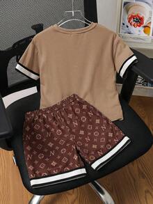 SHEIN 2pcs/Set Young Boy Casual Printed Pocket Round Neck Contrast Trim Short Sleeve T-Shirt And Printed Shorts Knit Set Summer Y2k Vacation Goth Gothic Streetwear Sumwon Burgundy Holiday Vintage Boho Festival Gras Party Cute Birthday Boys Modest Home Casual Cozy - Multicolor - View 5