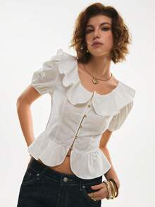 Poéselle 女士纯棉荷叶领褶边上衣 – 白色泡泡袖纽扣前襟上衣，打造浪漫夏日造型。荷叶领衬衫，白色褶边上衣，泡泡袖衬衫，田园风衬衫，浪漫夏日上衣，复古风衬衫，优雅纽扣前襟衬衫，低调奢华风格，优雅通勤纯色荷叶边下摆衬衫，夏季法式风女装，夏季棉质衬衫，学院风上衣，方领衬衫，女士夏季上衣，白色纯棉衬衫。 - 白色 - 查看 3