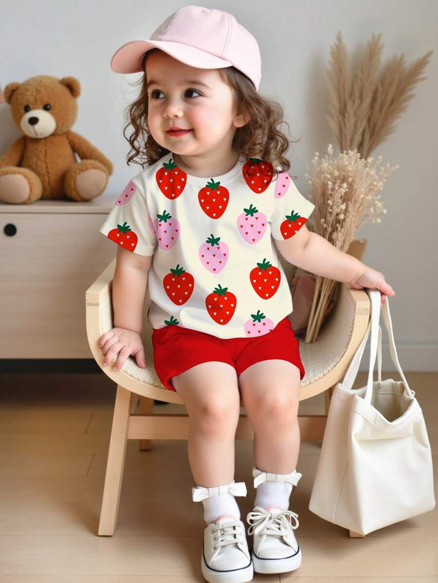 SHEIN LMoss Kids 2件套女婴休闲可爱夏季草莓水果印花T恤和打底裤套装，适合日常穿着、度假、外出，Y2K风格，儿童舒适，儿童秋季时尚，秋季新款，花开时尚，女童套装，两件套，价格实惠，时尚百搭，周末穿搭，套装，轻松舒适，可爱草莓套装，女婴草莓衬衫，女婴水果套装，红色短裤，水果连衣裙 - 彩色 - 查看 1