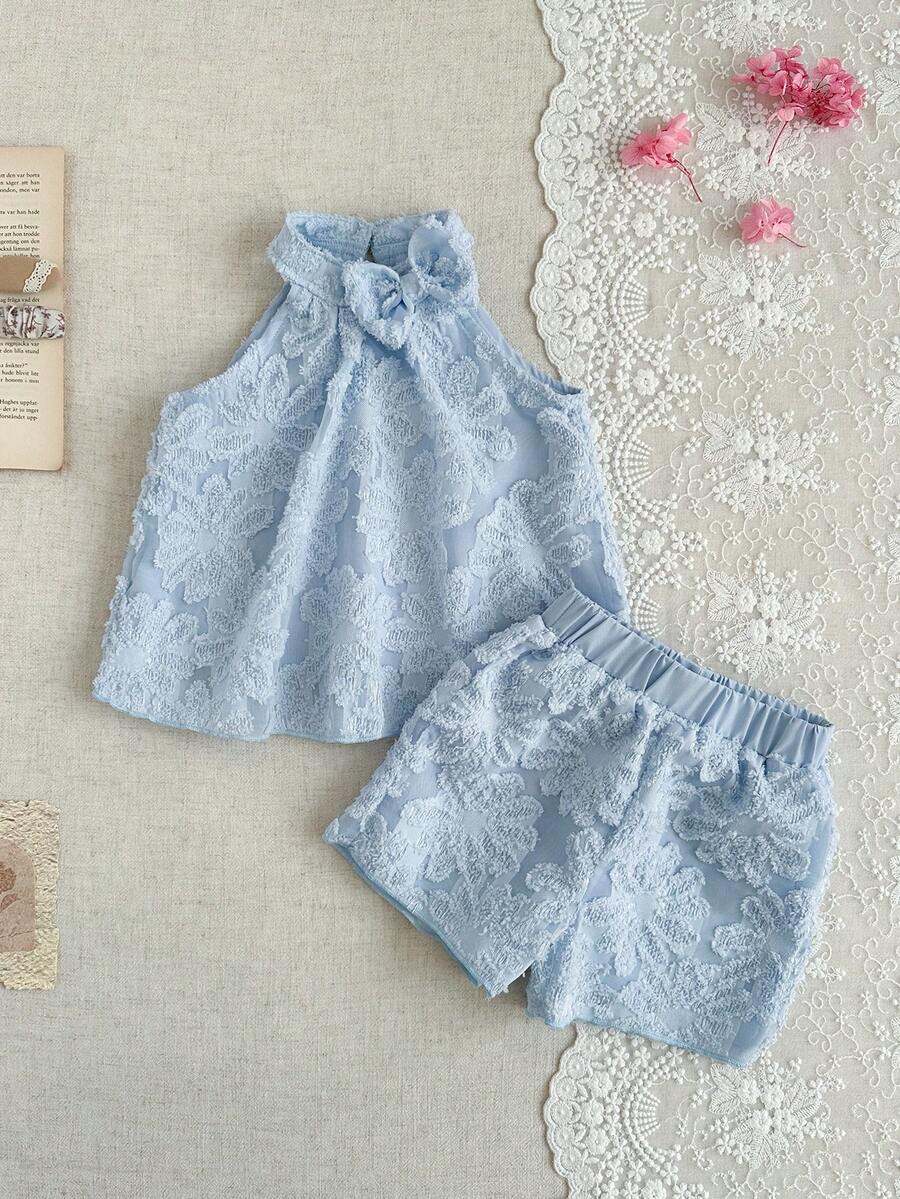SHEIN 2 peças/Conjunto Casual Fofo de Meninas Bebê com Laço e Bordado de Cereja, Regata e Shorts de Cintura Elástica, Confortável e Macio, Adequado para Passeios na Primavera/Verão e Presentes, 3 Meses - 3 Anos - Azul - Visão 1